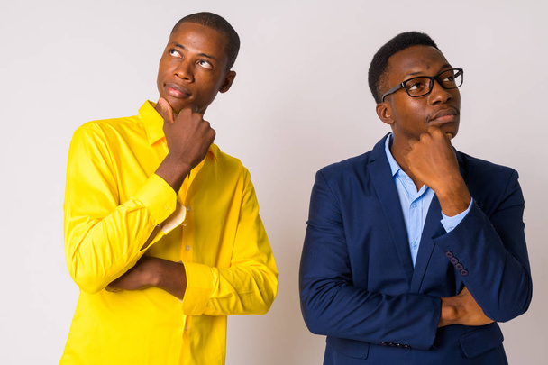 zwei junge afrikanische Geschäftsleute, die gemeinsam nachdenken und aufschauen - Foto, Bild