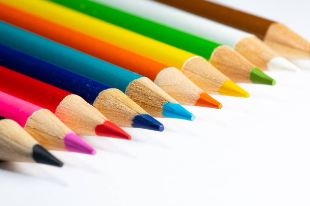 lähikuva värillinen teroitettu kyniä eristetty valkoinen
 - Valokuva, kuva