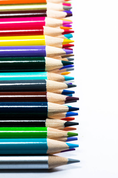 close-up de lápis afiados coloridos isolados em branco
 - Foto, Imagem