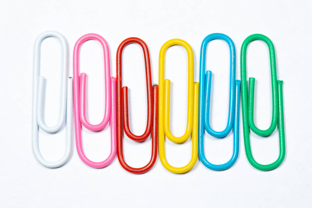 trombones de bureau colorés isolés sur blanc
 - Photo, image
