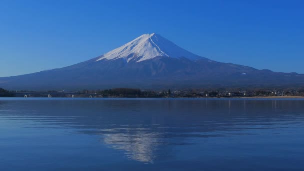 Mt Fuji sinisellä taivaalla Kawaguchi-järvestä Japani 03 / 09 / 2019
 - Materiaali, video