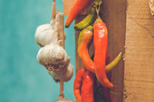 Červený pepř a česnek. pálivé papriky - Fotografie, Obrázek