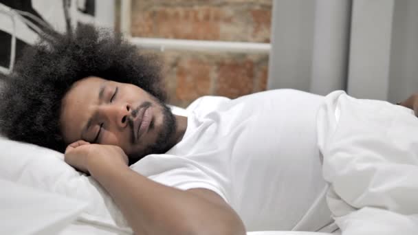 Chory African Man kaszel podczas snu w łóżku, kaszel - Materiał filmowy, wideo