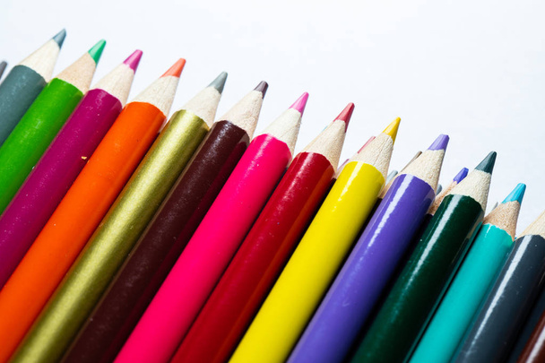 primo piano di matite affilate colorate isolate su bianco
 - Foto, immagini