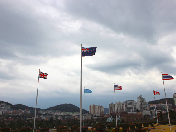 Νέα Ζηλανδία σημαία που κυματίζει στον αέρα του ΟΗΕ αναμνηστικό κοιμητήριο στο Μπουσάν, Νότια Κορέα, Ασία - Φωτογραφία, εικόνα