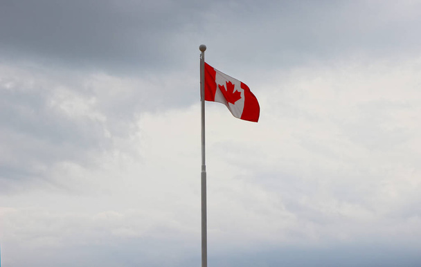 Kanadská vlajka mával ve vzduchu Cemetery Memorial OSN v Pusan, Jižní Korea, Asie - Fotografie, Obrázek