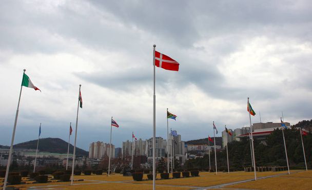 Danimarka, bayrak sallayarak BM Memorial mezarlığı Busan, Güney Kore, Asya'da Hava - Fotoğraf, Görsel