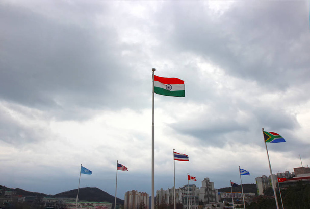 India vlag wapperend in de lucht van VN-Memorial Cemetery in Busan, Zuid Korea, Azië - Foto, afbeelding