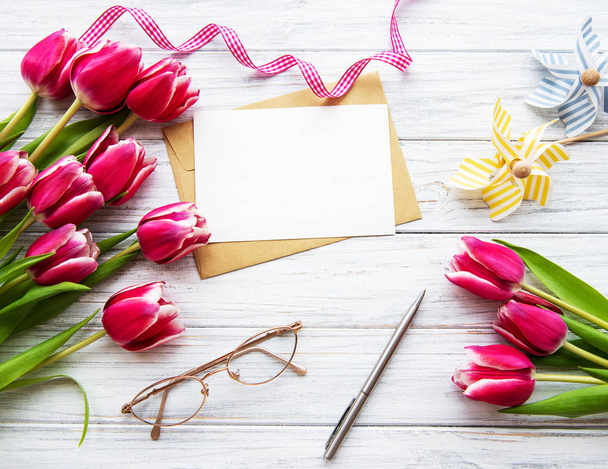 Vaaleanpunainen kevät tulppaanit ja onnittelukortti
 - Valokuva, kuva