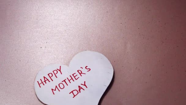 Ευχετήρια κάρτα για το σχήμα του μια καρδιά με τα λόγια της μητέρας ημέρα, κόκκινες τουλίπες με ευγνωμοσύνη - Πλάνα, βίντεο