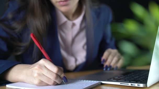 Το κορίτσι του επιχειρηματία ετοιμάζεται να γράψει τις σημαντικές πληροφορίες σε ένα σημειωματάριο - Πλάνα, βίντεο