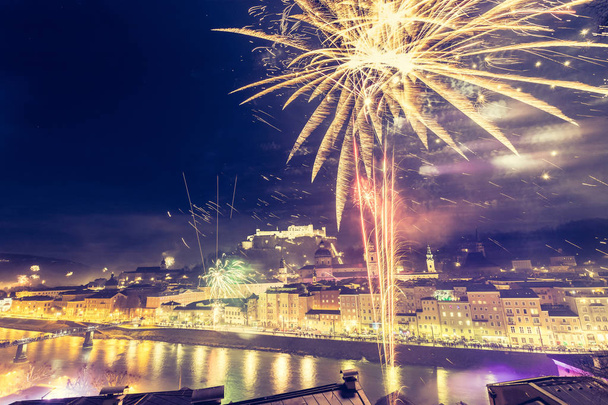 Silvester: Zauberhaftes Feuerwerk über der salzburger Altstadt - Foto, Bild