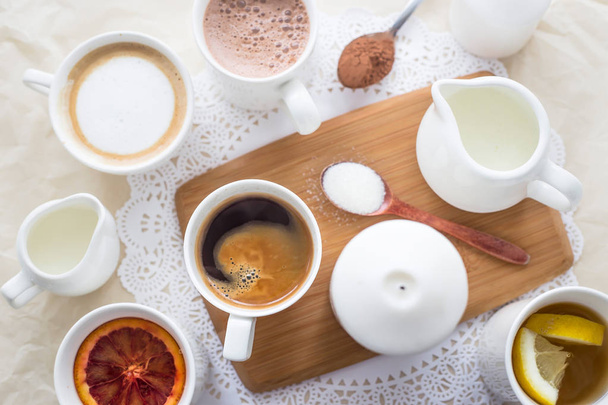Кілька різних гарячих напоїв на білому столі меню кав'ярні
 - Фото, зображення