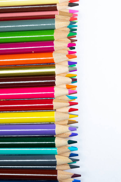 primo piano di matite affilate colorate isolate su bianco
 - Foto, immagini