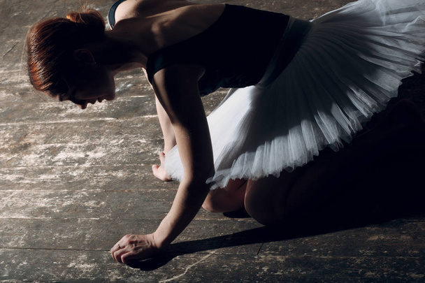 Női balerina. Profi felszerelés, a pointe cipők és a fehér szoknyában öltözött fiatal gyönyörű nő balett-táncos. - Fotó, kép