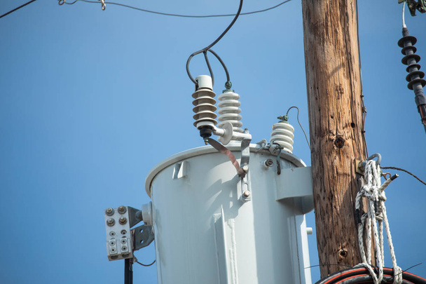 Strommast mit Transformator und Drähten in den USA - Foto, Bild