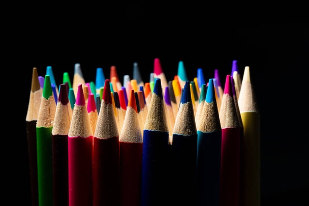 Värilliset teroitetut kynät mustalla pohjalla
 - Valokuva, kuva