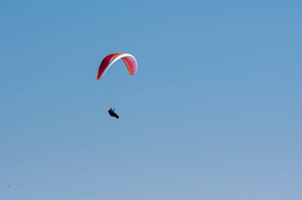 Parachutisme dans le ciel bleu
 - Photo, image
