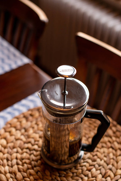 Redactioneel - bialetti Franse pers koffie schenker. zwarte koffie in - Foto, afbeelding