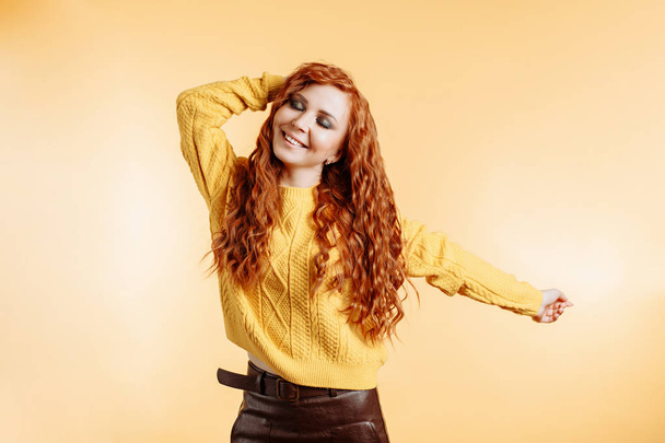 redhead woman dancing with happiness face expression - Фото, изображение
