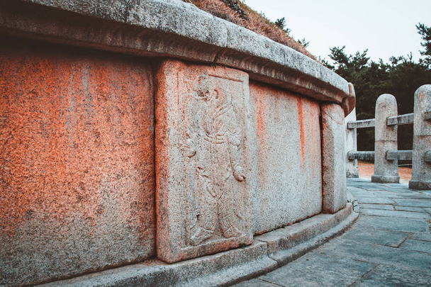 Talla de dios del zodiaco oriental en la tumba del general Kim Yusin en Gyeongju-si, Corea del Sur
. - Foto, Imagen