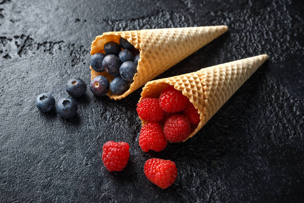 Bleuets frais, framboises, fraises dans des cônes de gaufres
. - Photo, image