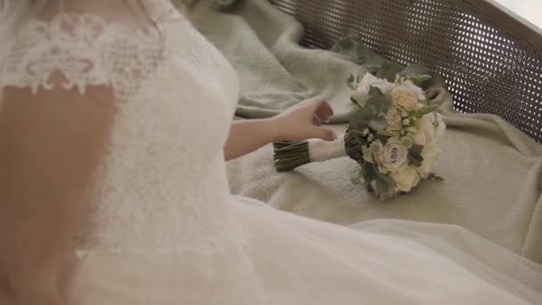 Bruid in jurk van kant houden van mooie witte bruiloft bloemen boeket. - Video