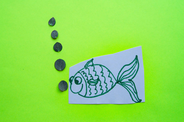 Yeşil arka planda baloncuklu komik balıklar, Aptallar Günü - Fotoğraf, Görsel