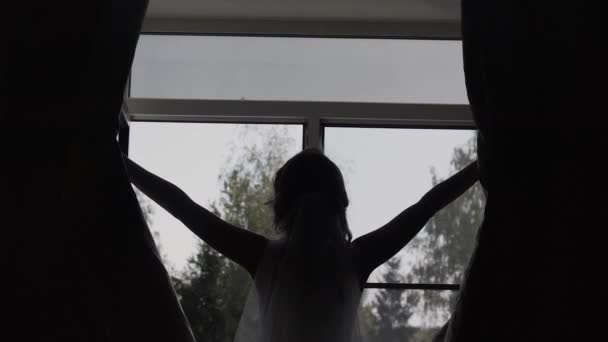 junge Geschäftsfrau enthüllt Vorhang und schaut aus dem Fenster. - Filmmaterial, Video