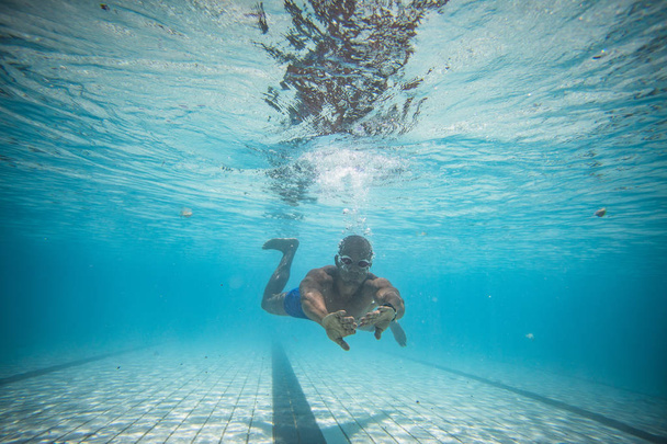 Erkek yüzücü dalış ve yüzme havuzunda yüzerken Tren - Fotoğraf, Görsel