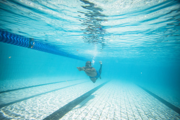 Erkek yüzücü dalış ve yüzme havuzunda yüzerken Tren - Fotoğraf, Görsel
