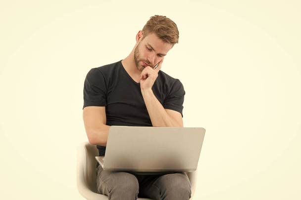 Měla to přeskočit. Muž s notebookem nudit čelit sledování reklamy. Pohledný chlap neoholený v černé košili funguje počítač samostatný bílý. Muž znuděný otravné reklamní videa - Fotografie, Obrázek