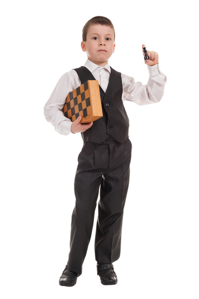 jongen in zwart pak met Schaken - Foto, afbeelding