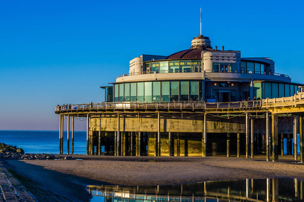よく知られているブランケンベルジェビーチの桟橋桟橋桟橋,ベルギー,観光ホットスポット,ベルギーの海岸の建築,日没時のカラフルな空 - 写真・画像