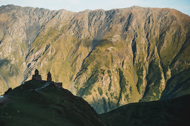 дивовижний краєвид зі старої церкви в горах Грузинська  - Фото, зображення