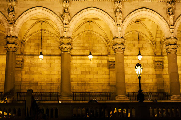 Noční pohled na osvětlené budovy maďarského parlamentu v Budapešti - Fotografie, Obrázek