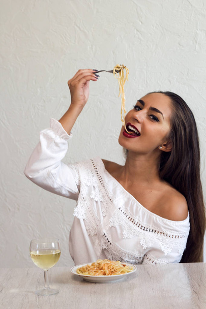 beautiful young woman eating pasta portrait - Foto, immagini