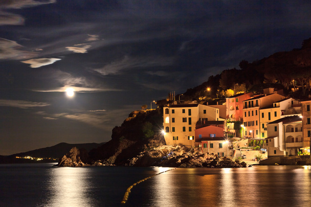 Vista de Marciana Marina à noite
 - Foto, Imagem