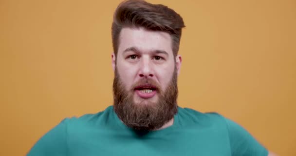 Fiatal szakállas férfi, káromkodás, és azzal érvelt, valaki - Felvétel, videó