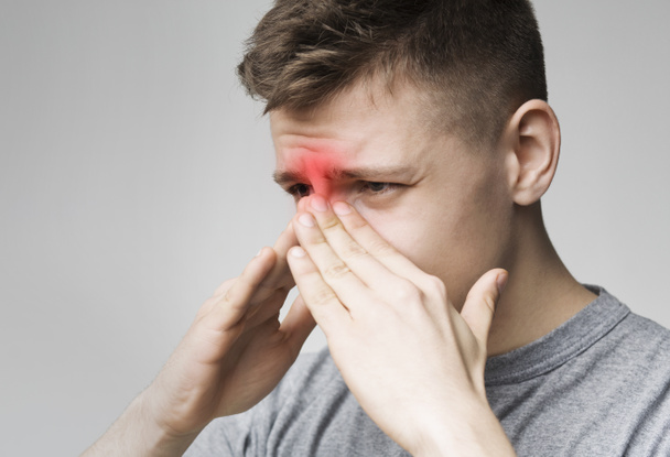 Triste uomo che si tiene il naso perché dolore sinusale
 - Foto, immagini
