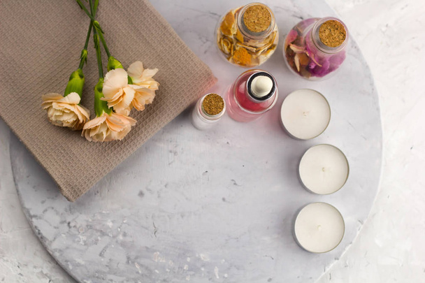 spa set, bottles , candles and flowers top view marble background  copy space - Foto, Imagem