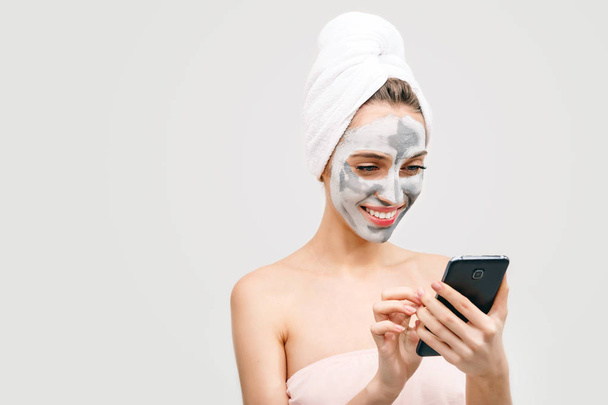 Spa Woman with Smartphone - Foto, Imagen