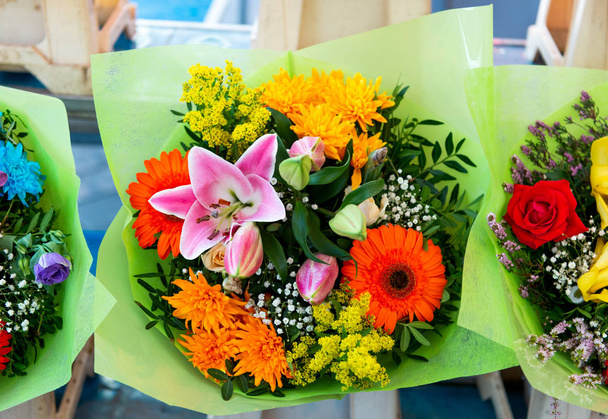 букет квітів на ринку
 - Фото, зображення
