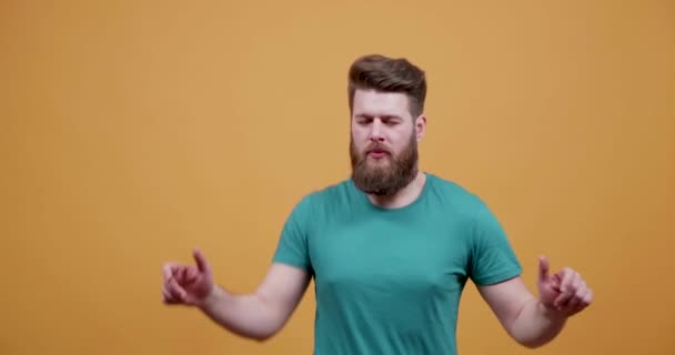 Funny young man with a nice beard dances disco - Video, Çekim