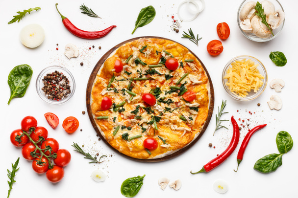 Italialainen pizza juustolla ja kirsikkatomaateilla
 - Valokuva, kuva