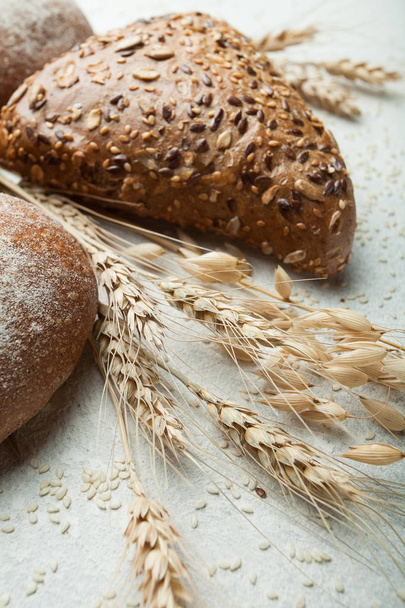 Freshly baked bread with spikelets of cereals in a country setti - Φωτογραφία, εικόνα