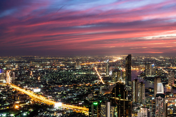 Csodálatos twilight ég város építészeti és építési-ba - Fotó, kép