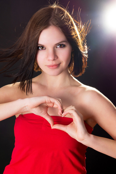 beautiful girl shows heart - Fotografie, Obrázek