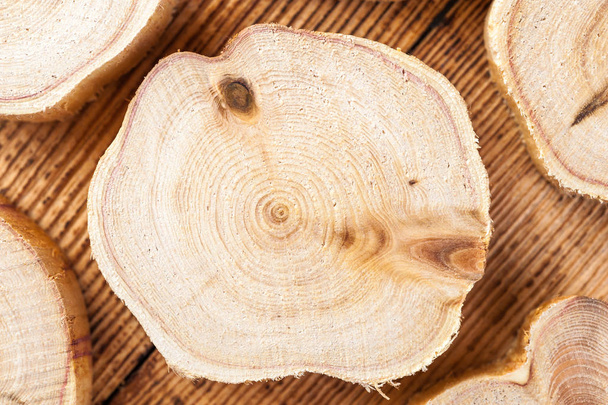 Textura de madera de enebro de sección transversal. Patrón de fondo del tocón del árbol. Círculos rebanada de enebro
. - Foto, imagen