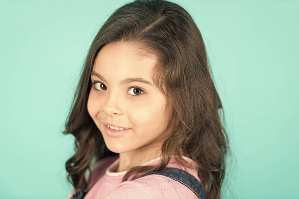 Μικρό κορίτσι χαμόγελο με νεανική όψη δέρματος, περιποίηση προσώπου - Φωτογραφία, εικόνα